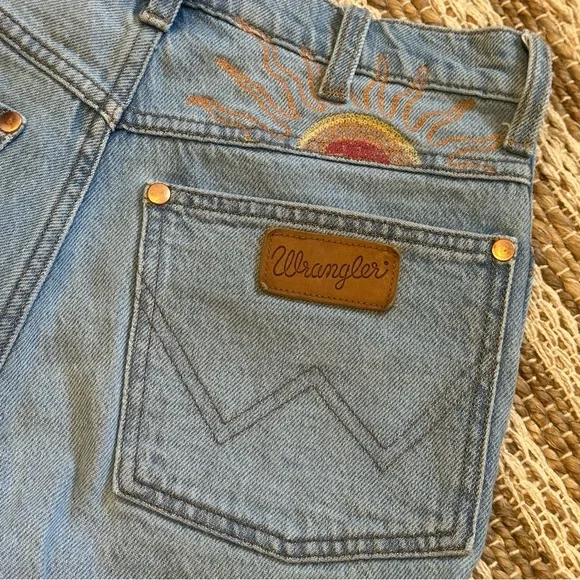 Wrangler High-Rise Light Blue Jeans with Sun Embroidery - Picture 10 of 16